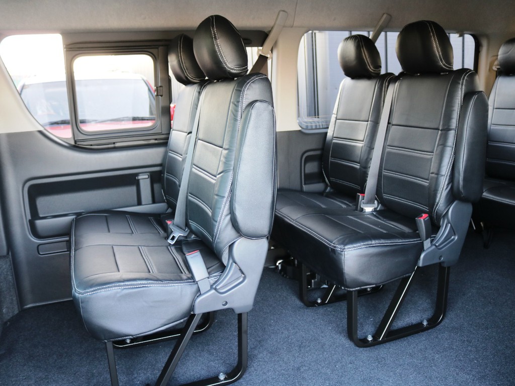 ２・３列目は２人掛けベンチシートタイプ！