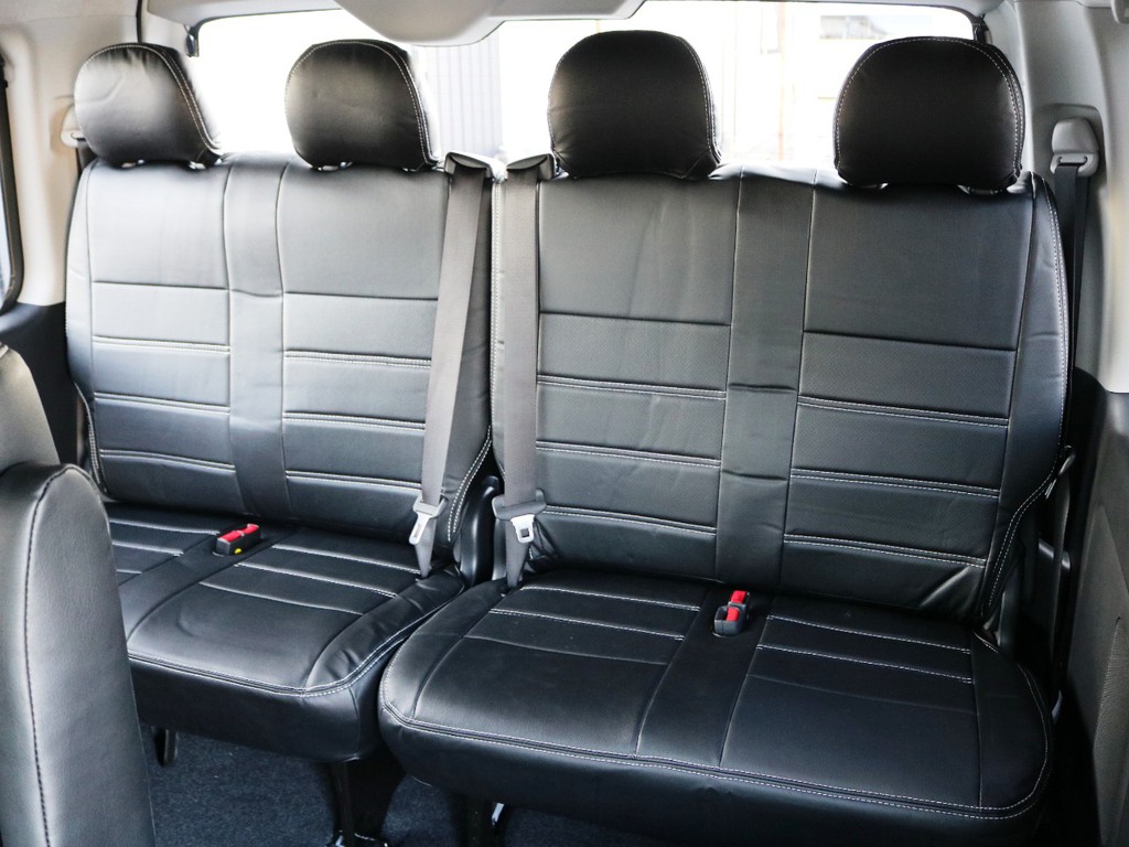 ４列目は２人掛けシート×２脚！