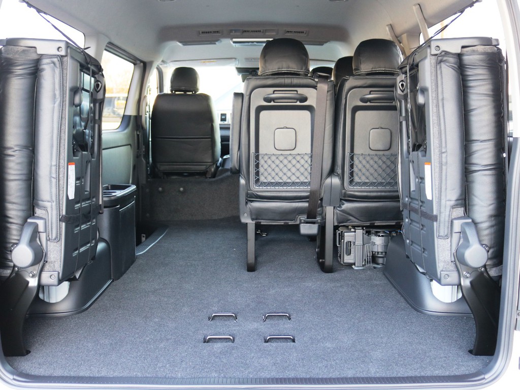 ４列目シートは片側ずつの跳ね上げ収納が可能です！両側収納すれば、ラゲージスペースの確保も可能です♪