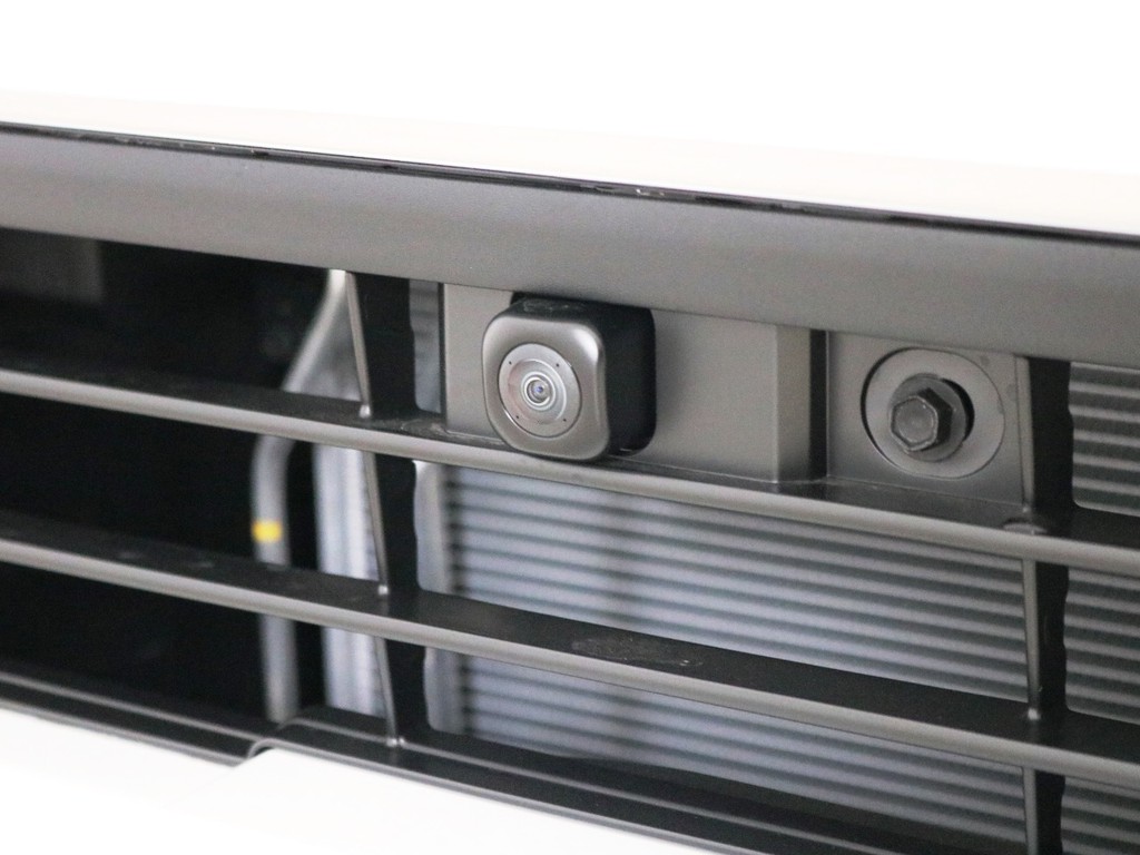 グリル下部には、フロントビューカメラを完備！