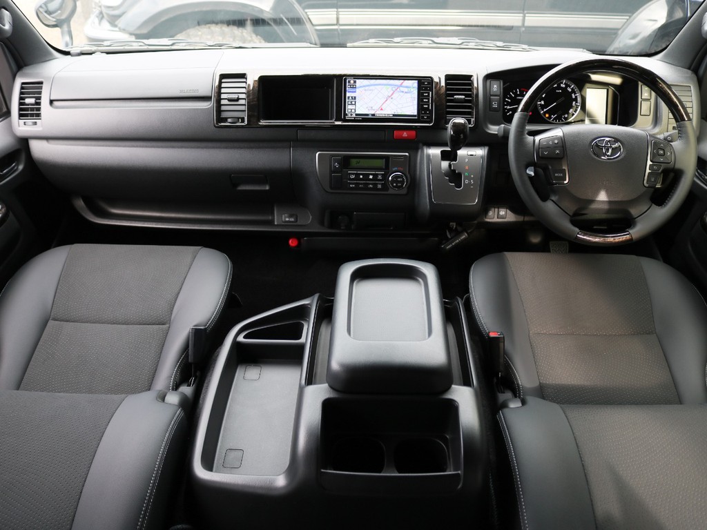 特別仕様車をベースにカスタムを施したハイエースバンが入庫いたしました♪