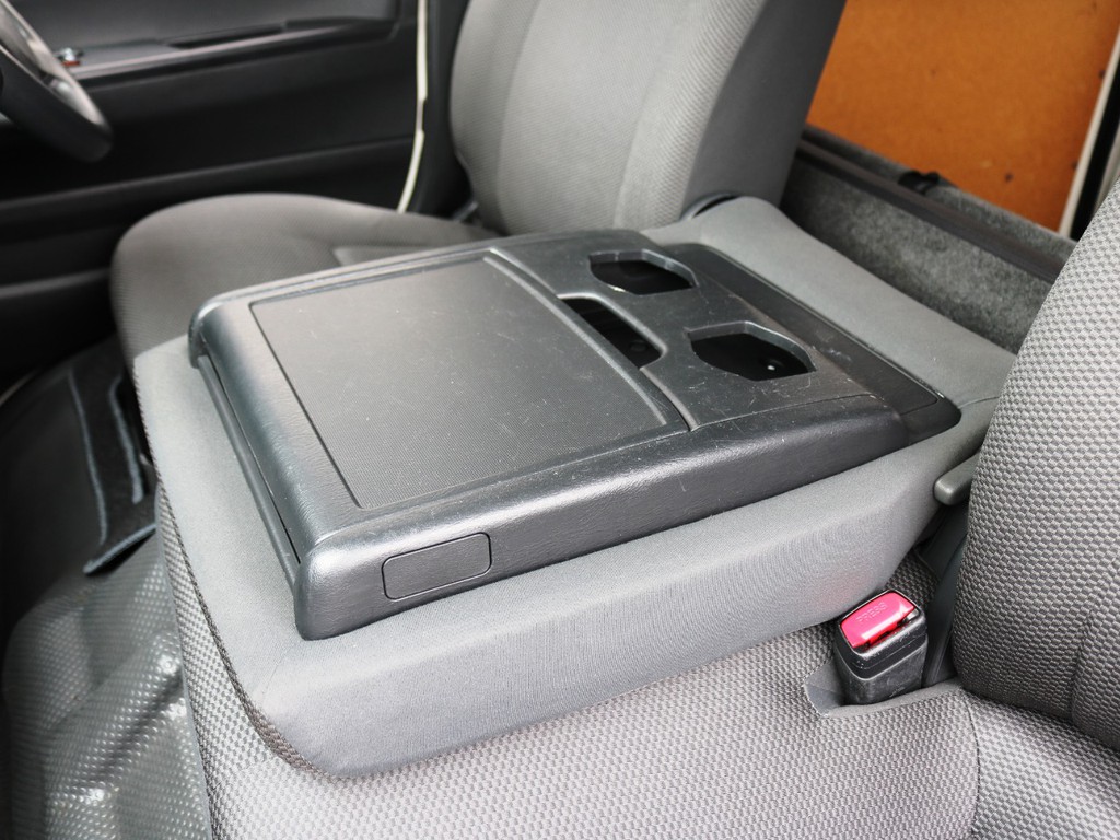 運転席・助手席間のシートは折りたたんでセンターコンソールとしてもお使いいただけます♪