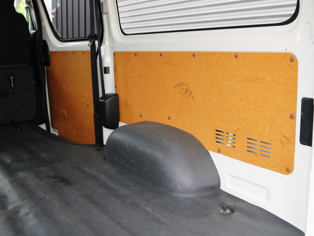 荷室内装パネルには使用に伴うキズや汚れがございます。