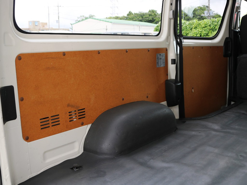 荷室内装パネルには使用に伴うキズや汚れがございます。