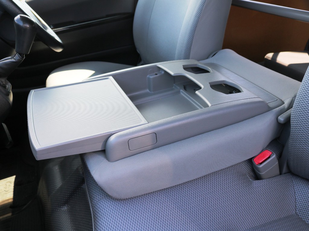 運転席と助手席の間のシートは折りたたんでセンターコンソールとしてお使いいただく事も可能です♪