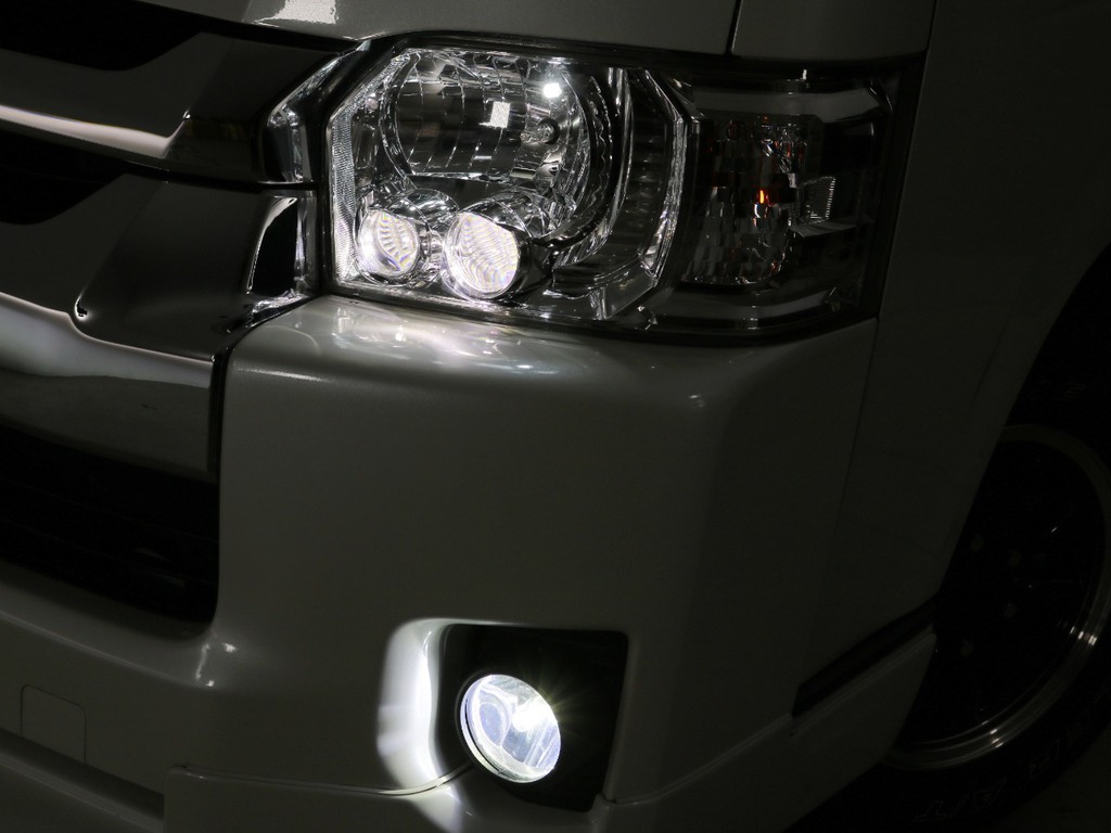 メーカーオプション　ＬＥＤヘッドランプ！フォグランプもＬＥＤに交換済みです♪