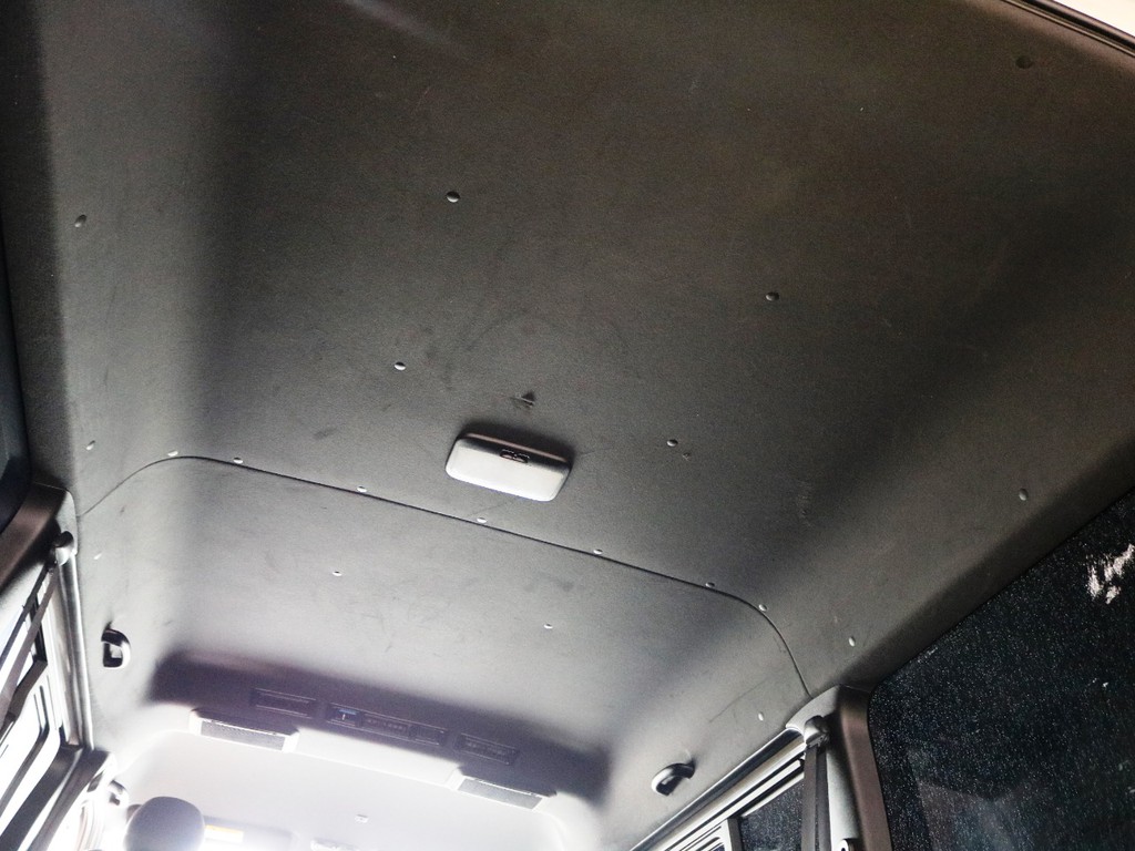 天井やトリム（車内の壁）等がブラックカラーとなっており、高級感のある内装となっております♪