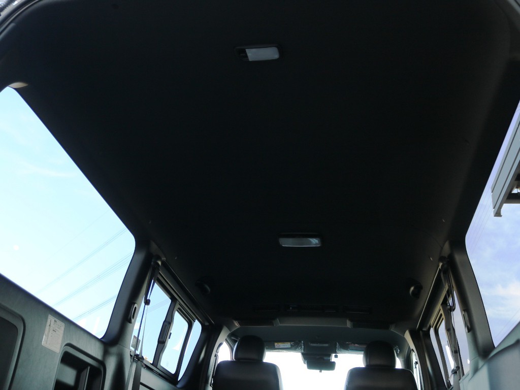 天井やトリム（車内の壁）等がブラックカラーとなっており、高級感のある内装となっております♪
