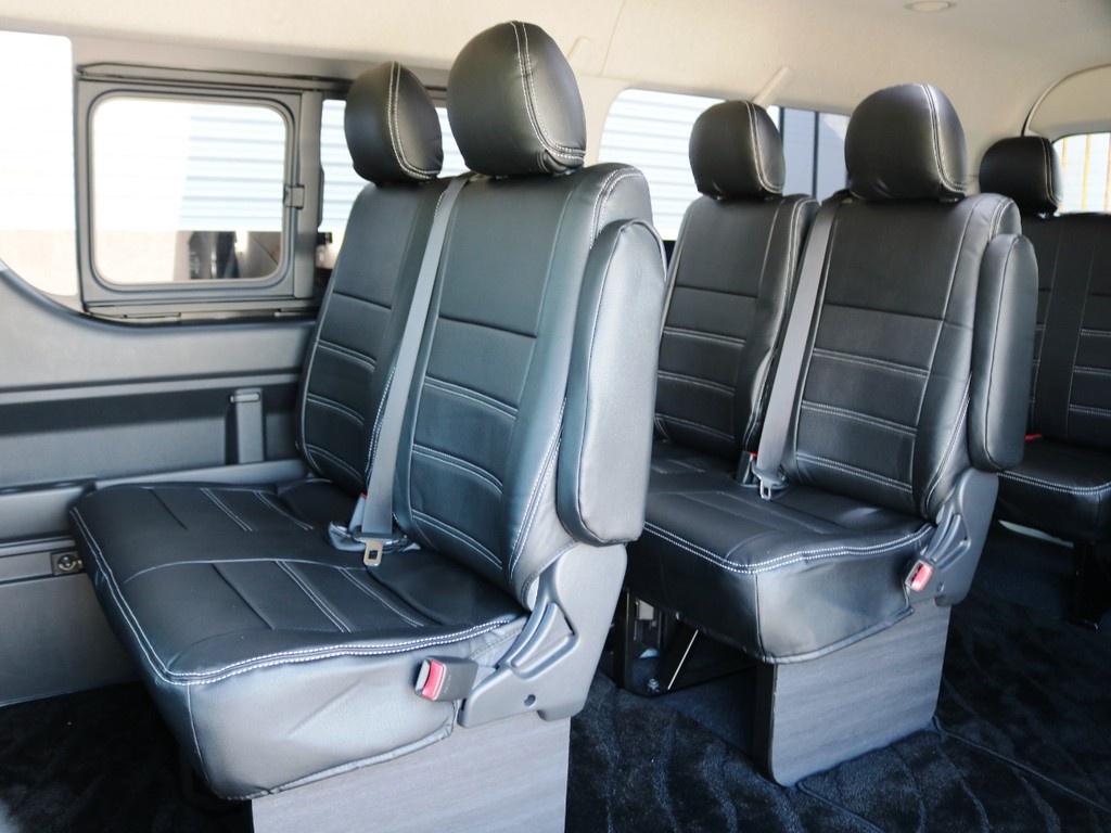 ２・３列目は２人掛けベンチシートタイプ！
