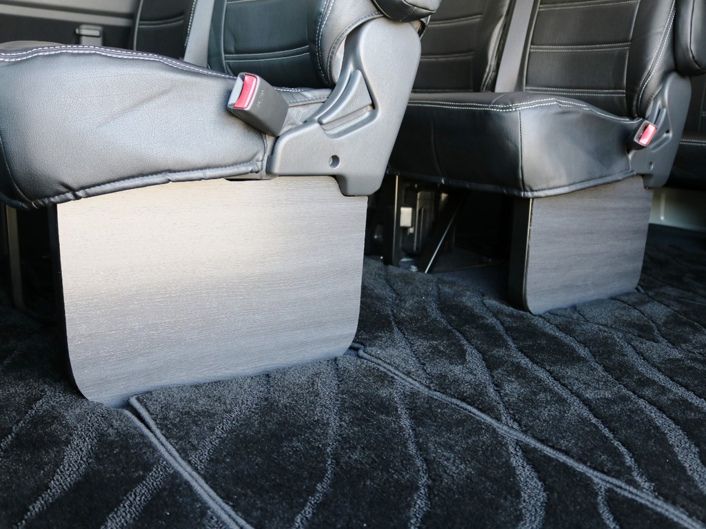 ２・３列目足元には黒木目調インテリアフットパネルを装着済み♪