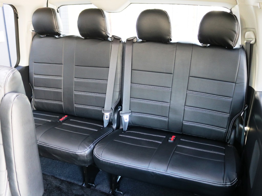 ４列目は２人掛けシート×２脚！