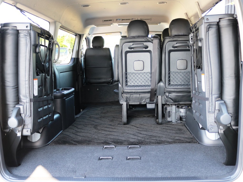 ４列目シートは片側ずつの跳ね上げ収納が可能です！両側収納すれば広々としたラゲージスペースに♪