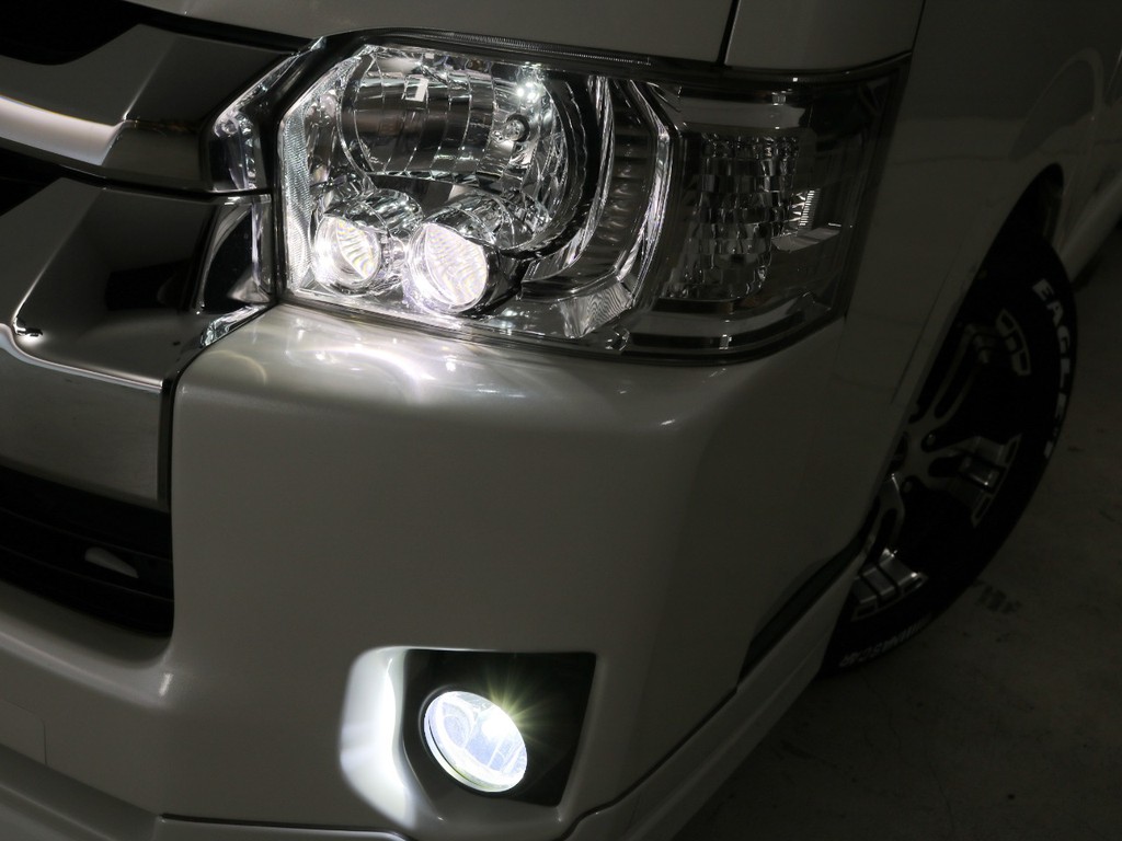 メーカーオプション　ＬＥＤヘッドランプ！スモールランプ・フォグランプもＬＥＤに交換済み♪