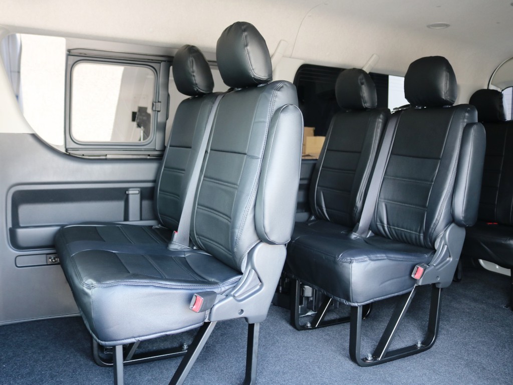 ２・３列目は２人掛けベンチシートタイプ！