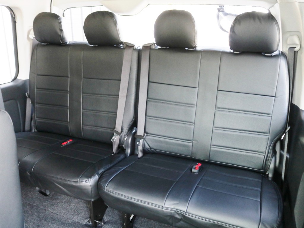 ４列目は２人掛けシート×２脚！