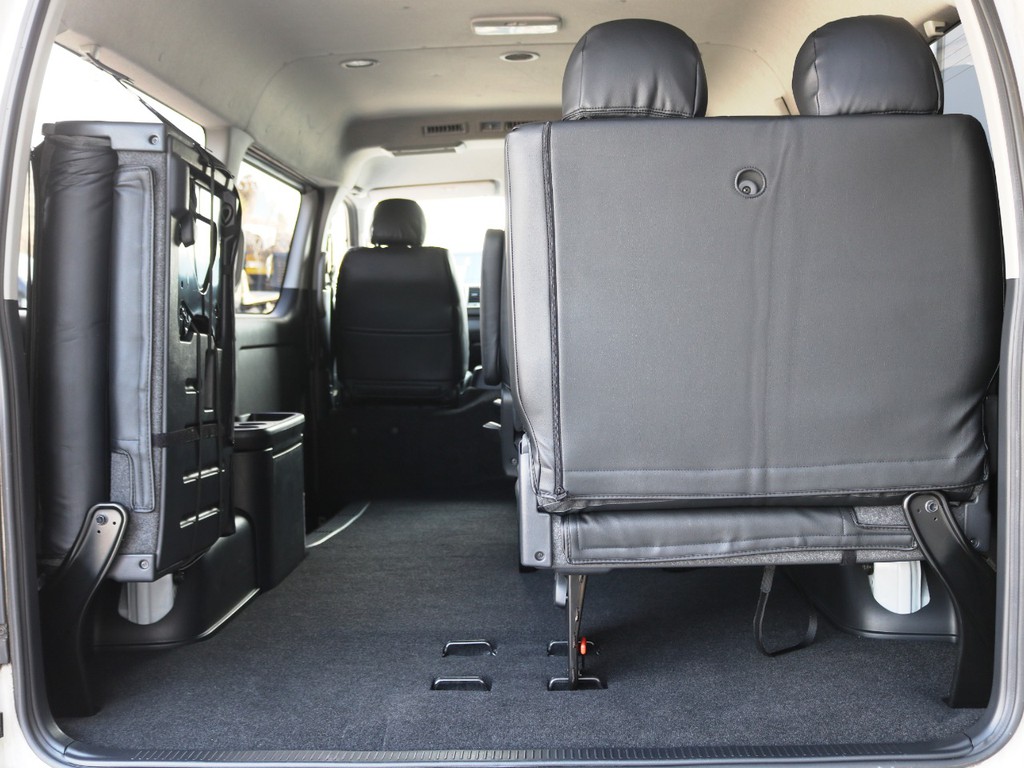 ４列目シートは片側ずつの跳ね上げ収納が可能です♪