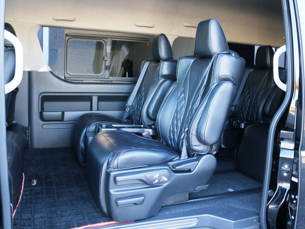 ２列目はキャプテンシート×２脚！シートは前後移動・左右移動・フルリクライニング展開・オットマン展開が可能です♪