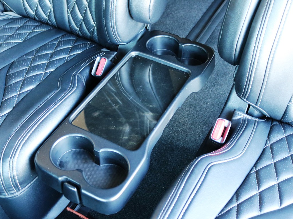 シートの間には折りたたみ収納可能なセンターテーブルを完備！