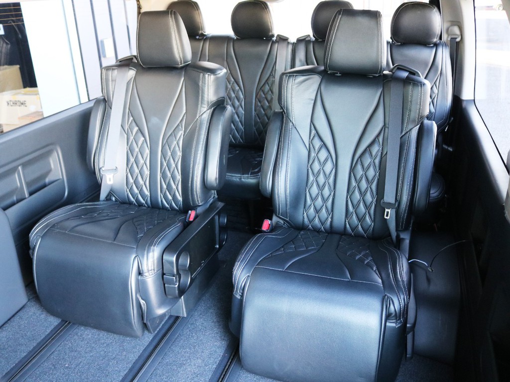 ３列目もキャプテンシート×２脚！３列目も前後移動・左右移動・フルリクライニング展開・オットマン展開が可能でセンターテーブルも完備されております♪