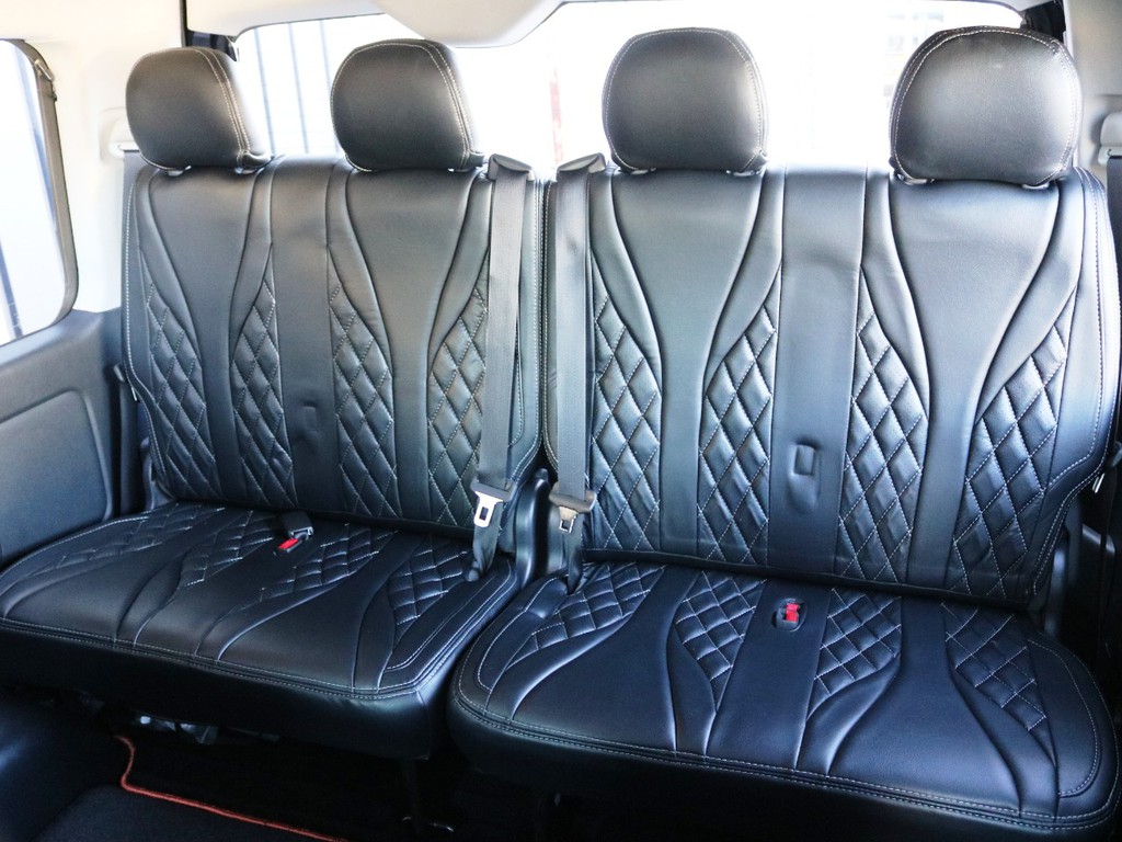 ４列目は２人掛けシート×２脚！