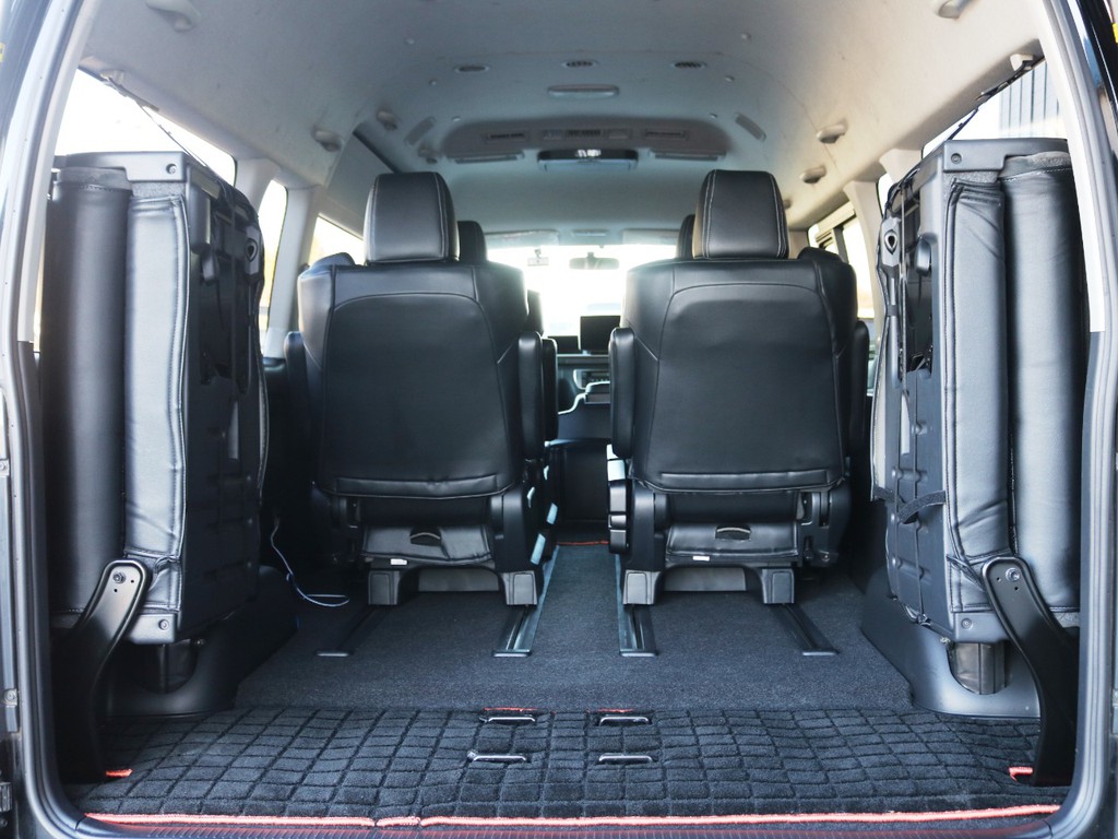 ４列目は片側ずつの跳ね上げ収納が可能です！両側収納すればラゲージスペースの確保も可能です♪