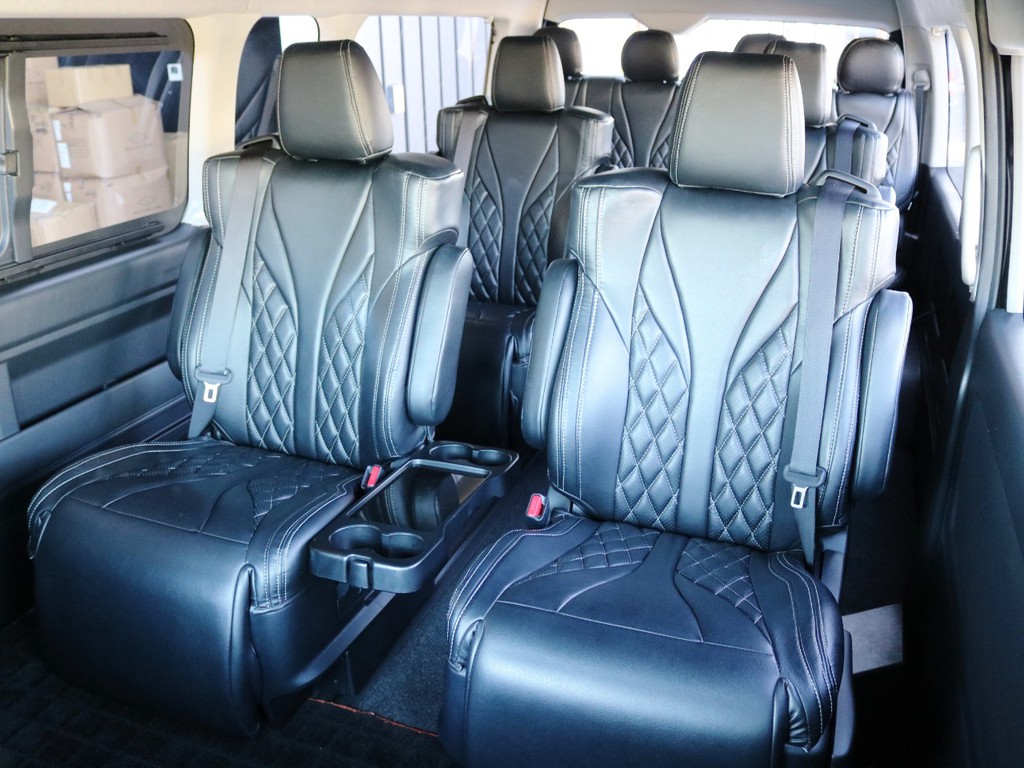 キャプテンシート×４脚やロングスライドレールを装備した特別架装車【ファインテックツアラー】！