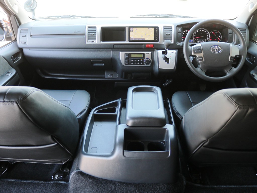 内外装シンプルにカスタムを施した４型ハイエースワゴンが入庫いたしました♪