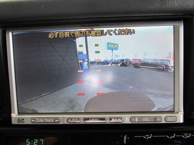 バックカメラも付いてますので駐車も安心ですね♪