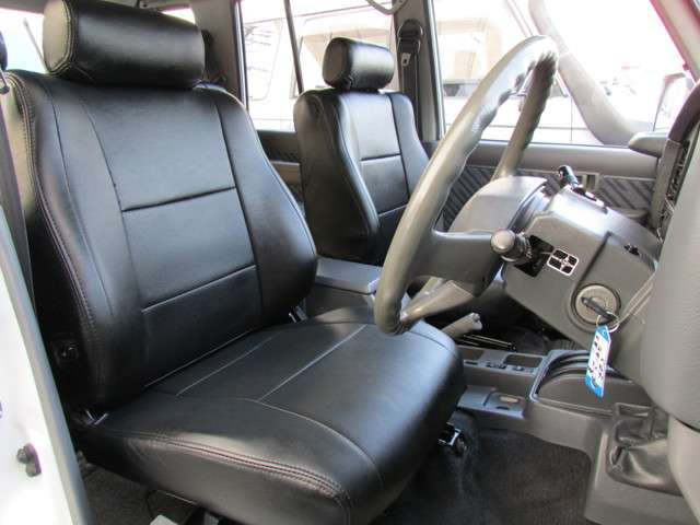 運転席も新品シートカバーできれいな状態です！