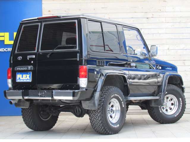 助手席の下にウーハーが入っています！手元のリモコンで操作も可能です！