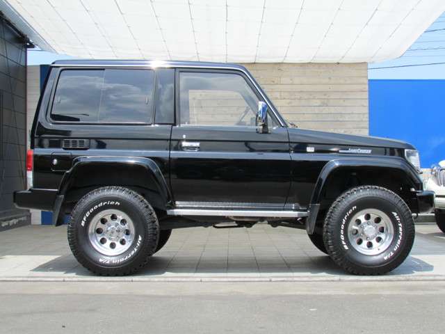 サイドビューも大きな凹み等もございません。