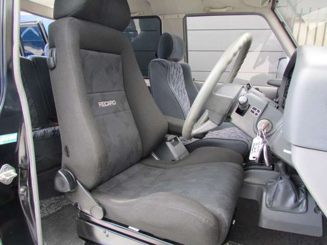 運転席はレカロシートで腰にも優しいですね！
