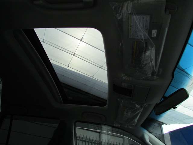 オプションのサンルーフも装備されています！