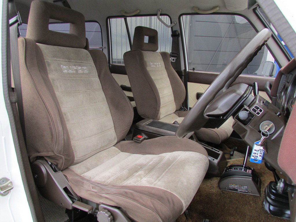 運転席も大きな切れなども無くＧＯＯＤコンディションです！
