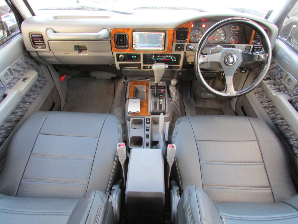 内装も大きな損傷なく綺麗です！さりげないウッド調パネルがお洒落です！