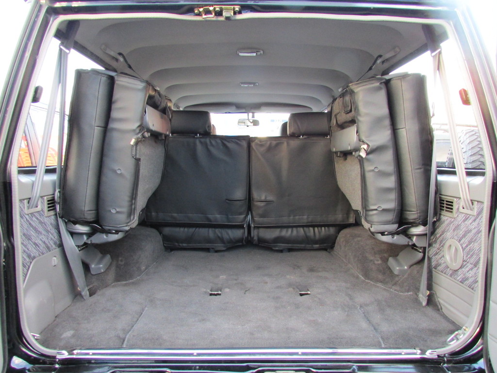 ３列目を跳ね上げればゆとりの荷室スペースです！