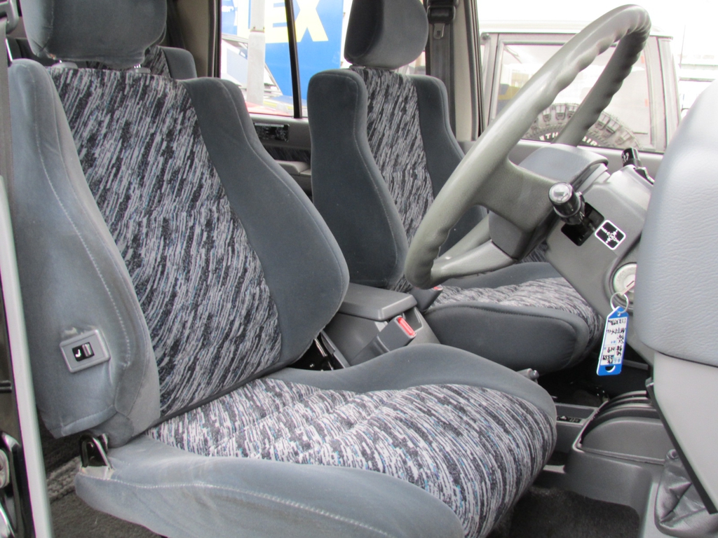 運転席シートも大きな切れ等も無くＧＯＯＤコンディションです！