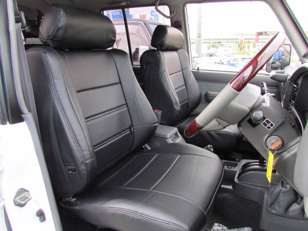 ２インチリフトアップされた運転席からの眺めは視界も良く運転もしやすいですよ！