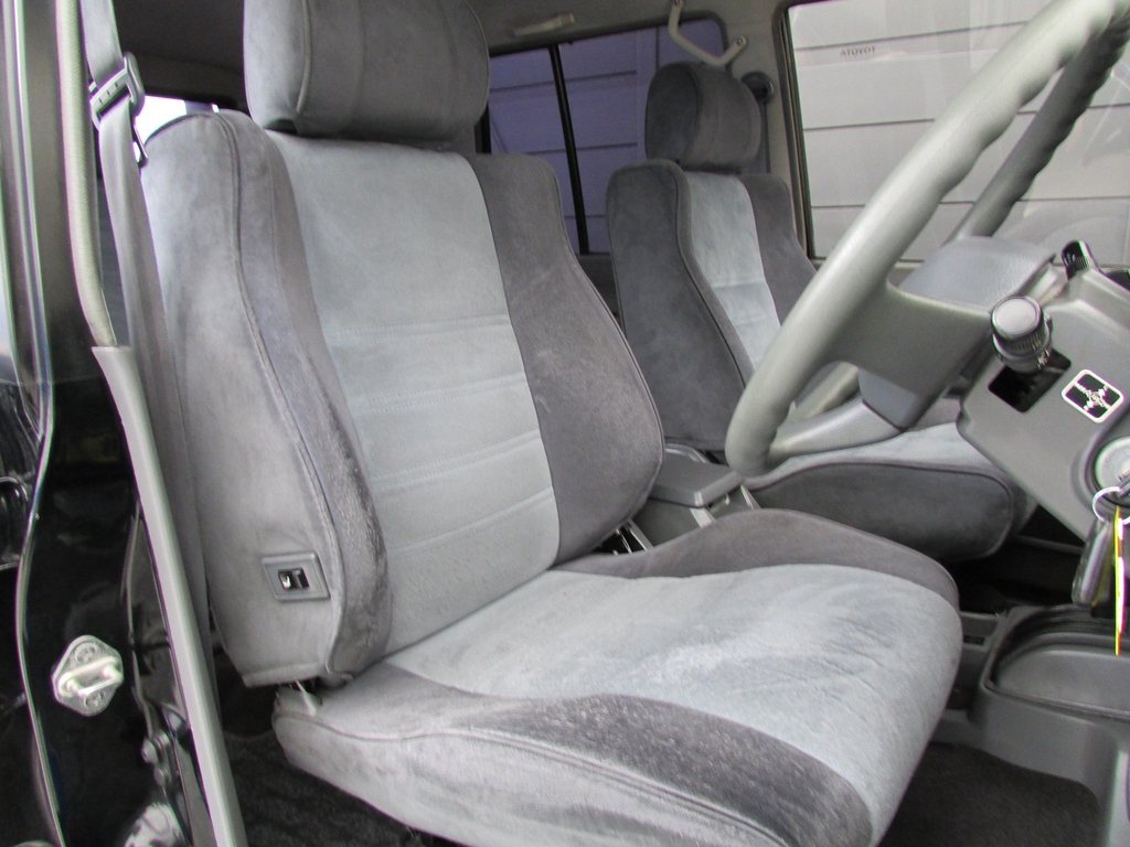 運転席シートも切れ等も無くＧＯＯＤコンディションです！