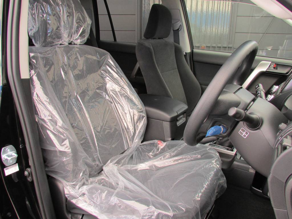 勿論新車ですので運転席シートもピカピカです！