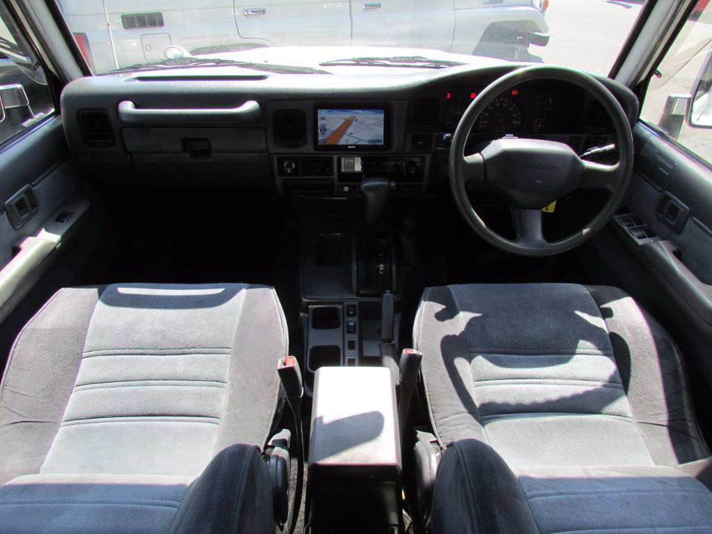 内装は落ち着きあるグレー内装！ナビ以外は新車販売当時そのままの状態です！