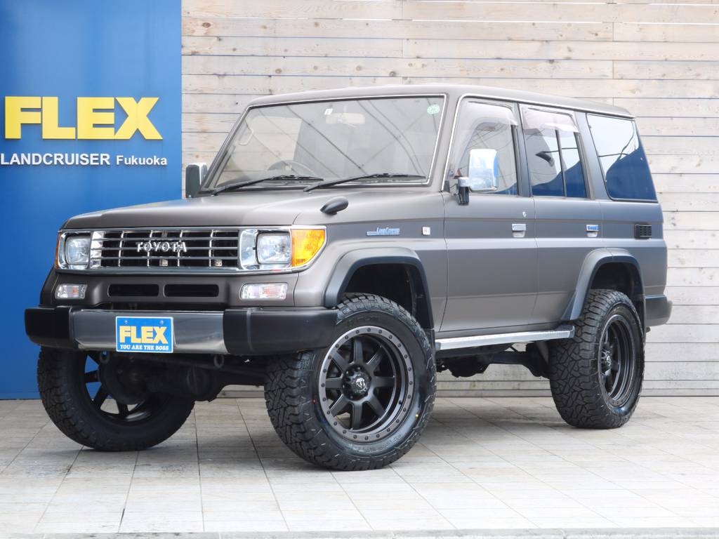 ランクル７８プラドがお洒落なボディーカラーで入庫しました！マッドシルバーのボディーにＦＵＥＬ２０インチアルミホイールの組み合わせがカッコよく仕上がっています！