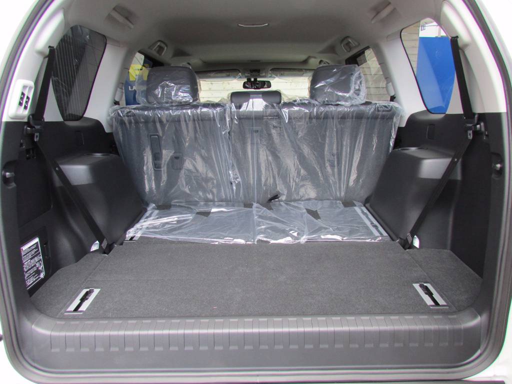 サードシートは床下に格納可能ですので使用しない時は荷物もたくさん積めますよ！