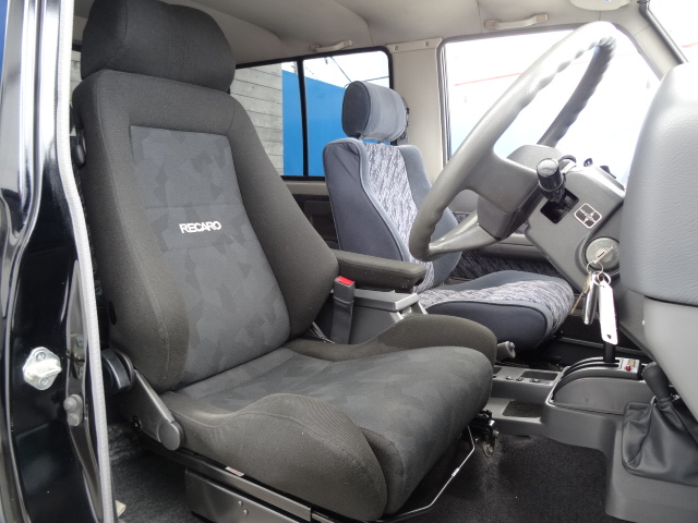 運転席は四駆の定番ＲＥＣＡＲＯシートがインストール済み！