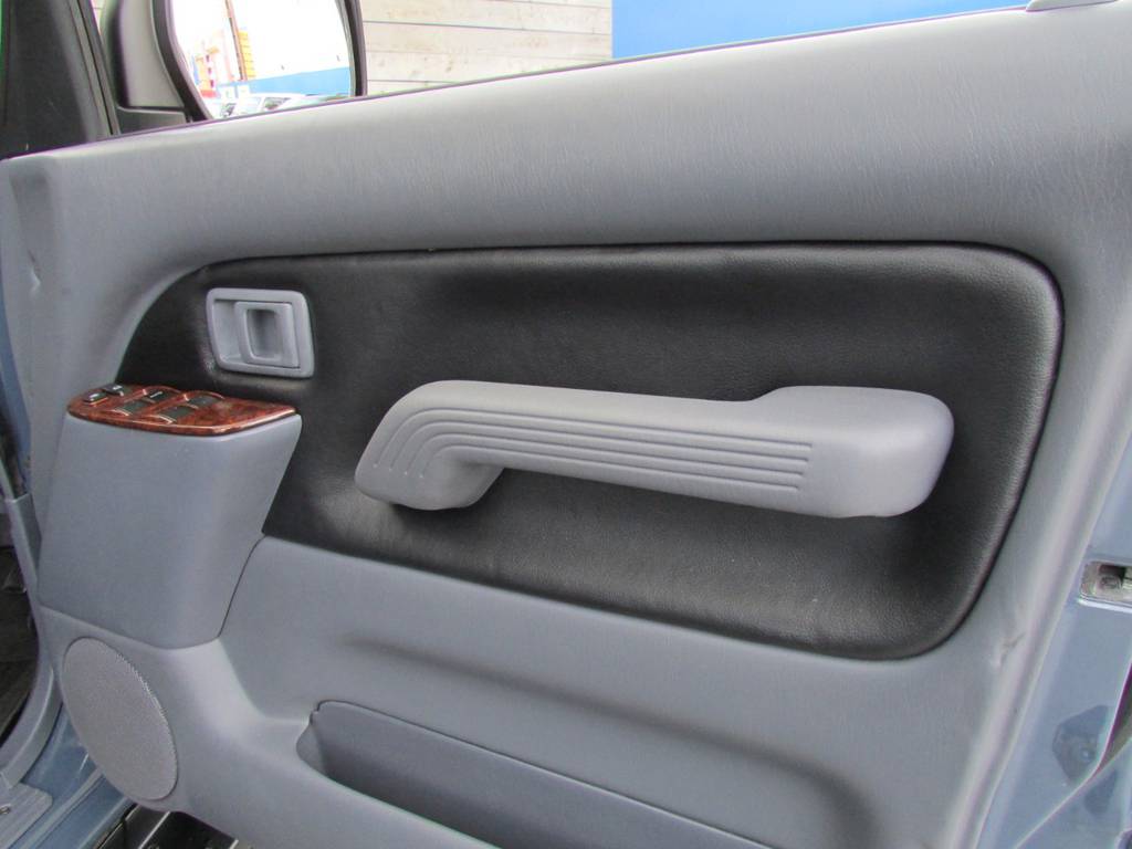 ドア内張も新品張り替え！