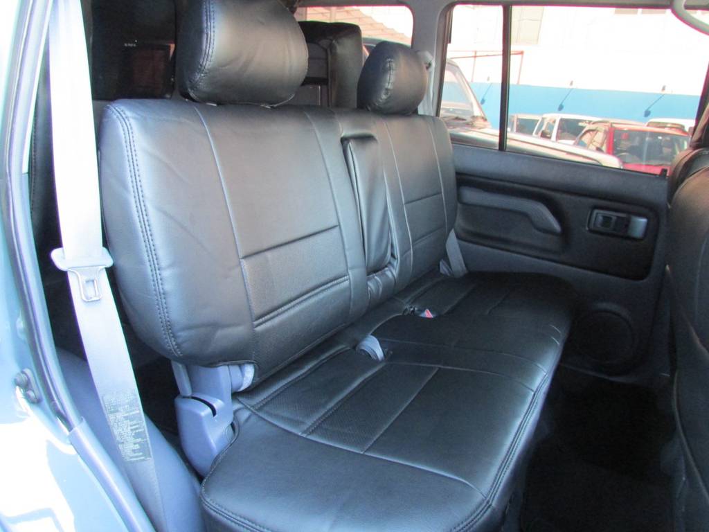 セカンドシートは分割なしのベンチシートですよ！