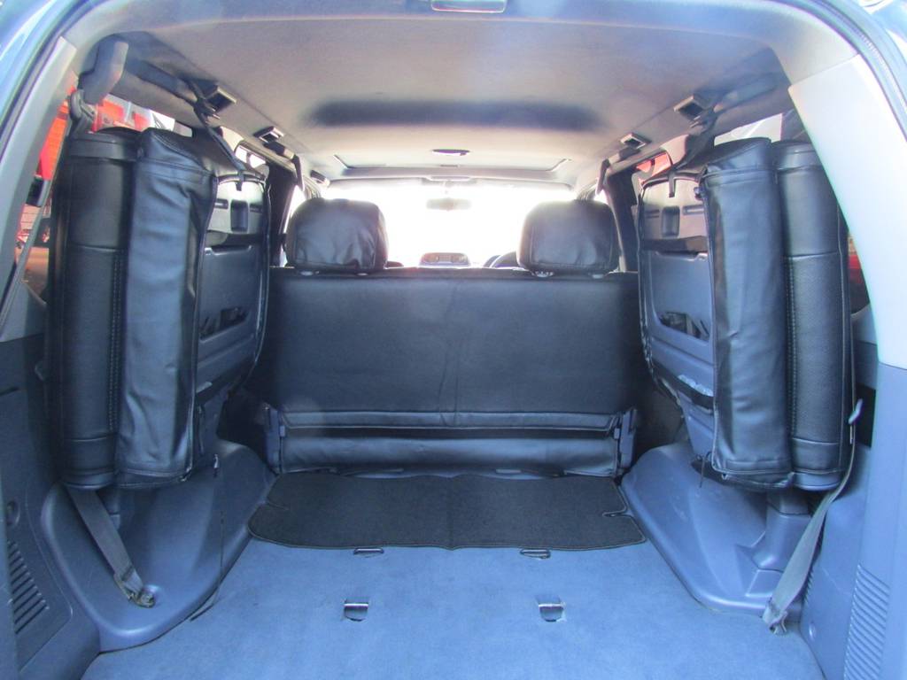 ３列目シートは両サイドに跳ね上げ可能です！