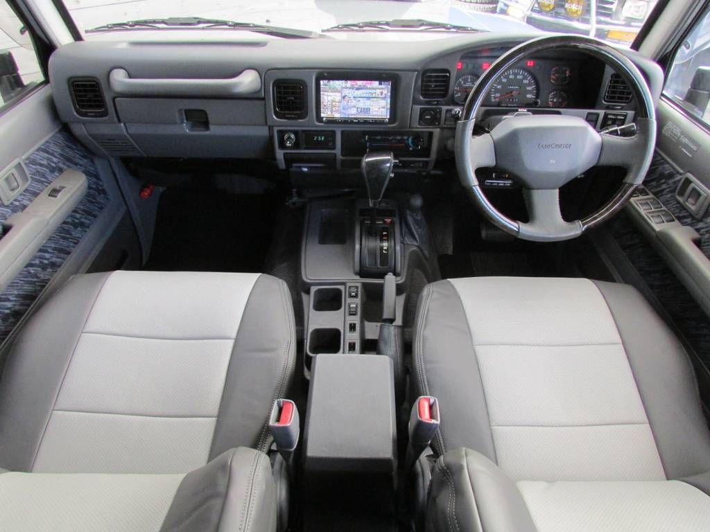 内装はシックにグレーのインテリア！