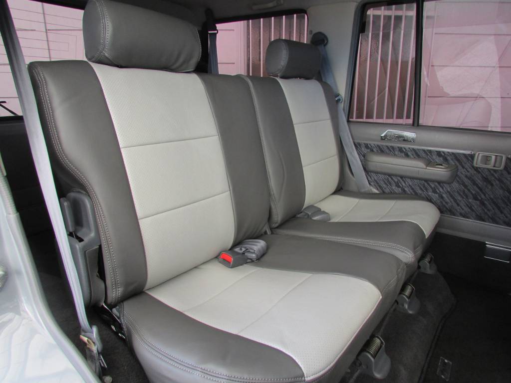 セカンドシートは前方に跳ね上げが可能ですのでラゲージスペースとしてもご利用頂けます！