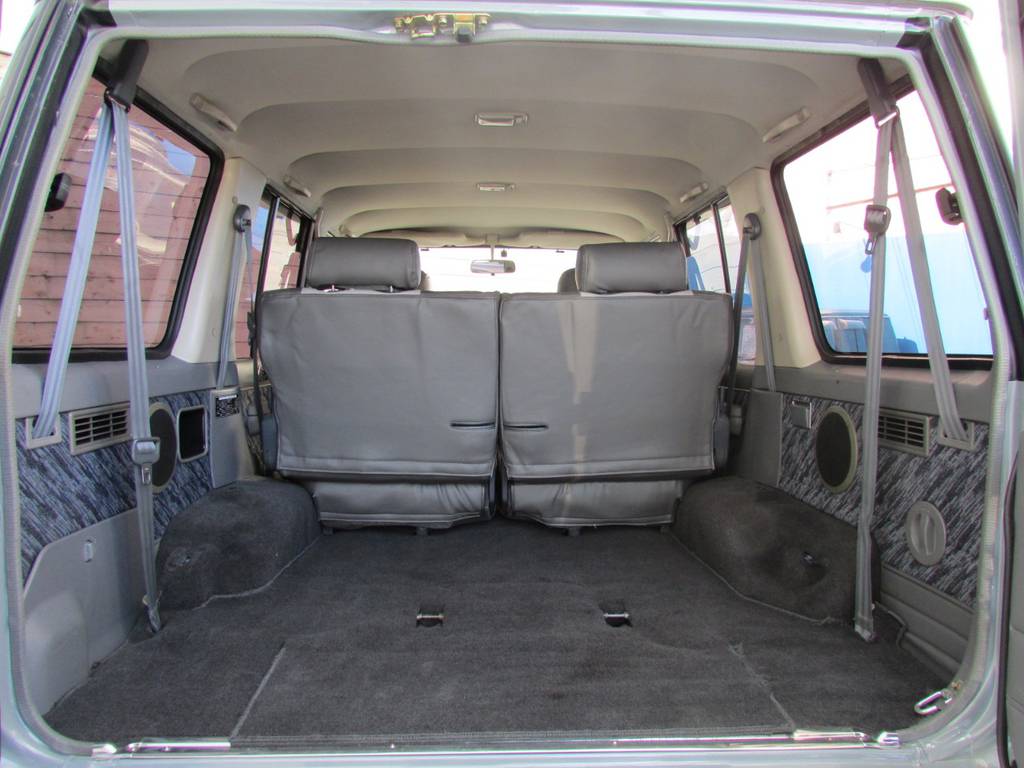 荷室も広々！サードシートの取り付けも可能ですのでお気軽にお申し付け下さい！